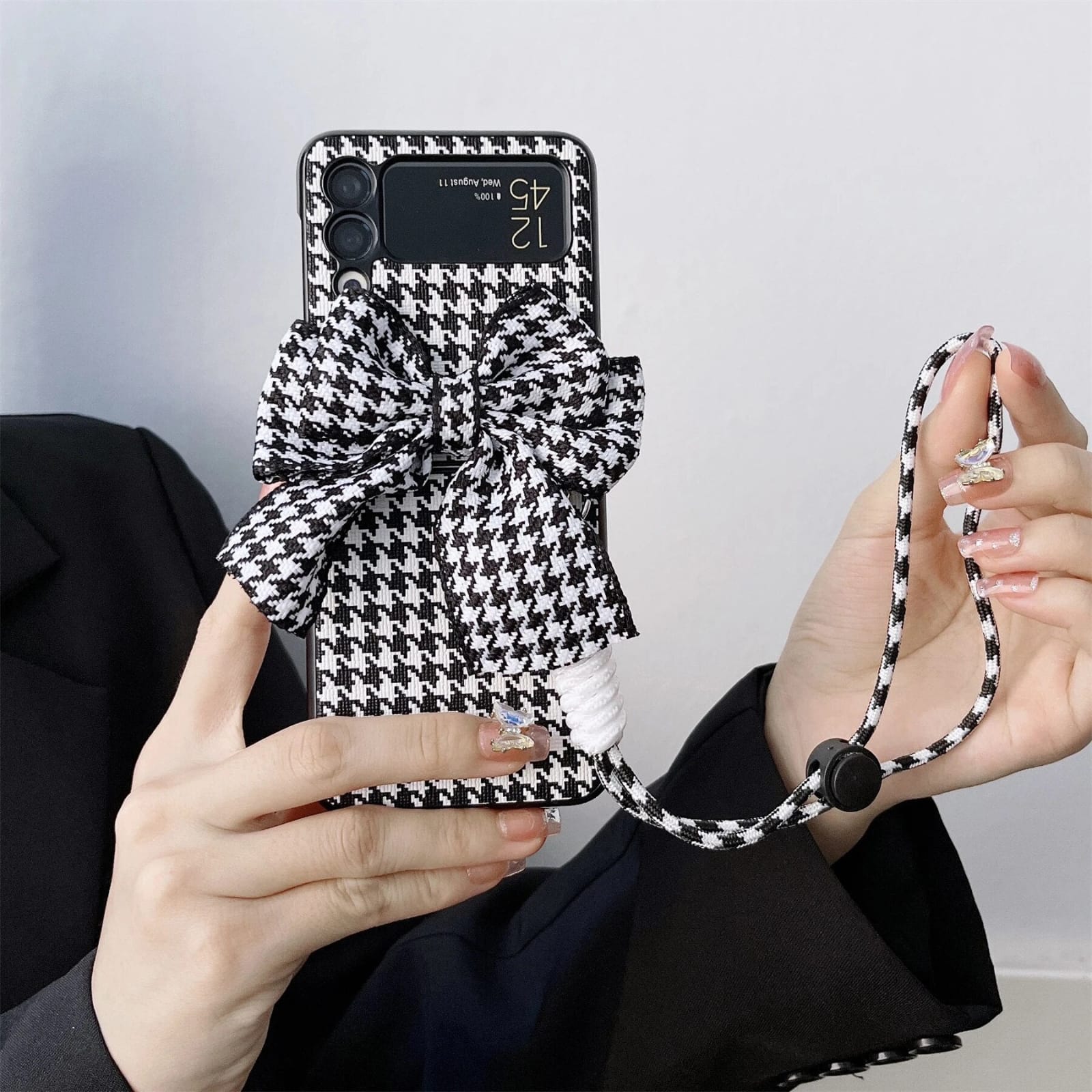 (Buy 1 Get 1 Free) Black-White Bow Armband Samsung Case